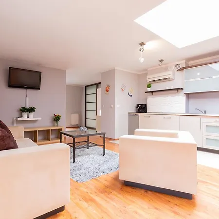 Jantar - Loft U Aktora شقة